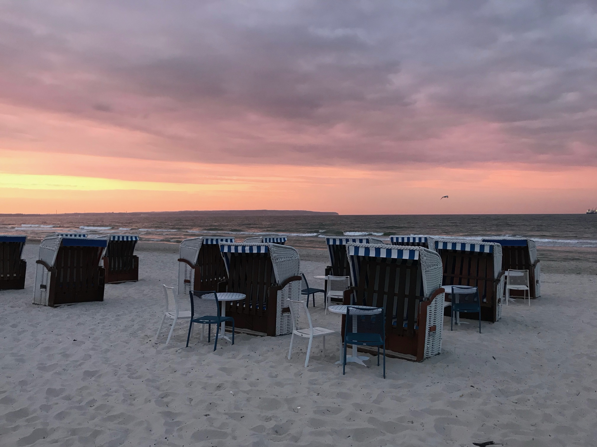 Zonsondergang met strandkorven op Rügen
